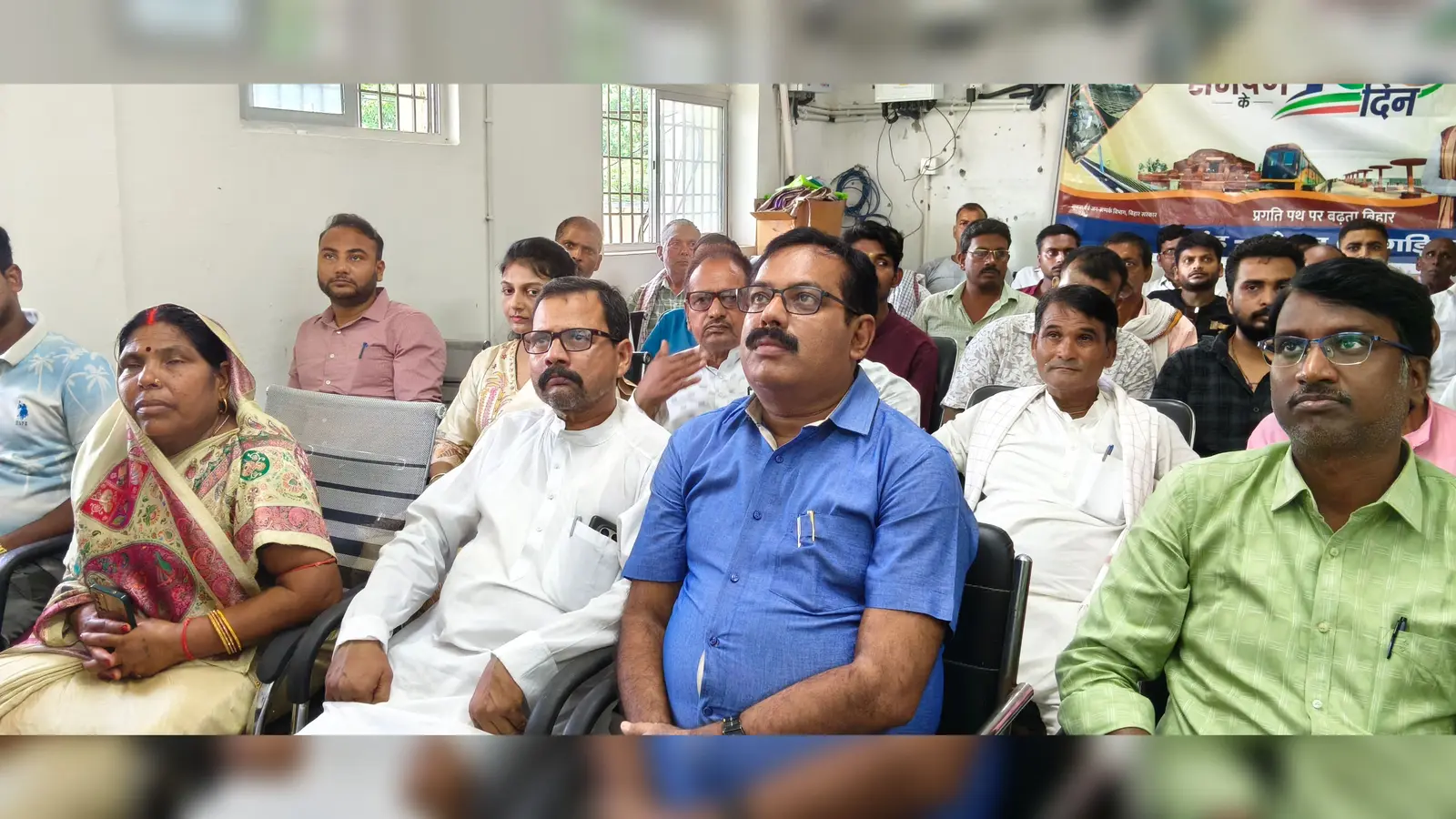 सीधा प्रसारण देखते अधिकारी गण और जनप्रतिनिधि | Prabhat Khabar Network सीधा प्रसारण देखते अधिकारी गण और जनप्रतिनिधि | Prabhat Khabar Network