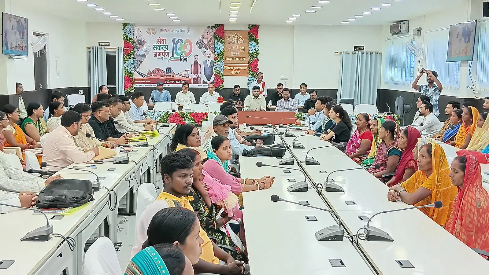 कार्यक्रम में उपस्थित अधिकारी गण | Prabhat Khabar Network कार्यक्रम में उपस्थित अधिकारी गण | Prabhat Khabar Network
