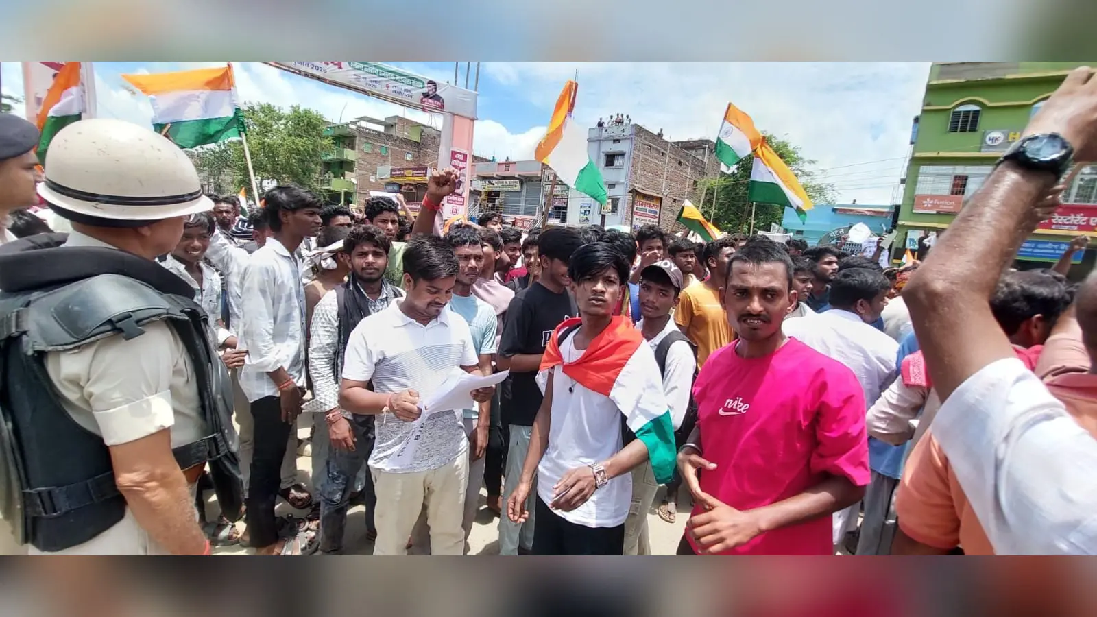 फोटो - शहर के मुख्य मार्ग पर प्रतिरोध मार्च में शामिल छात्र संगठन के सदस्य व साथ में सुरक्षा की दृष्टि से चलती पुलिस बल | Prabhat Khabar Network फोटो - शहर के मुख्य मार्ग पर प्रतिरोध मार्च में शामिल छात्र संगठन के सदस्य व साथ में सुरक्षा की दृष्टि से चलती पुलिस बल | Prabhat Khabar Network