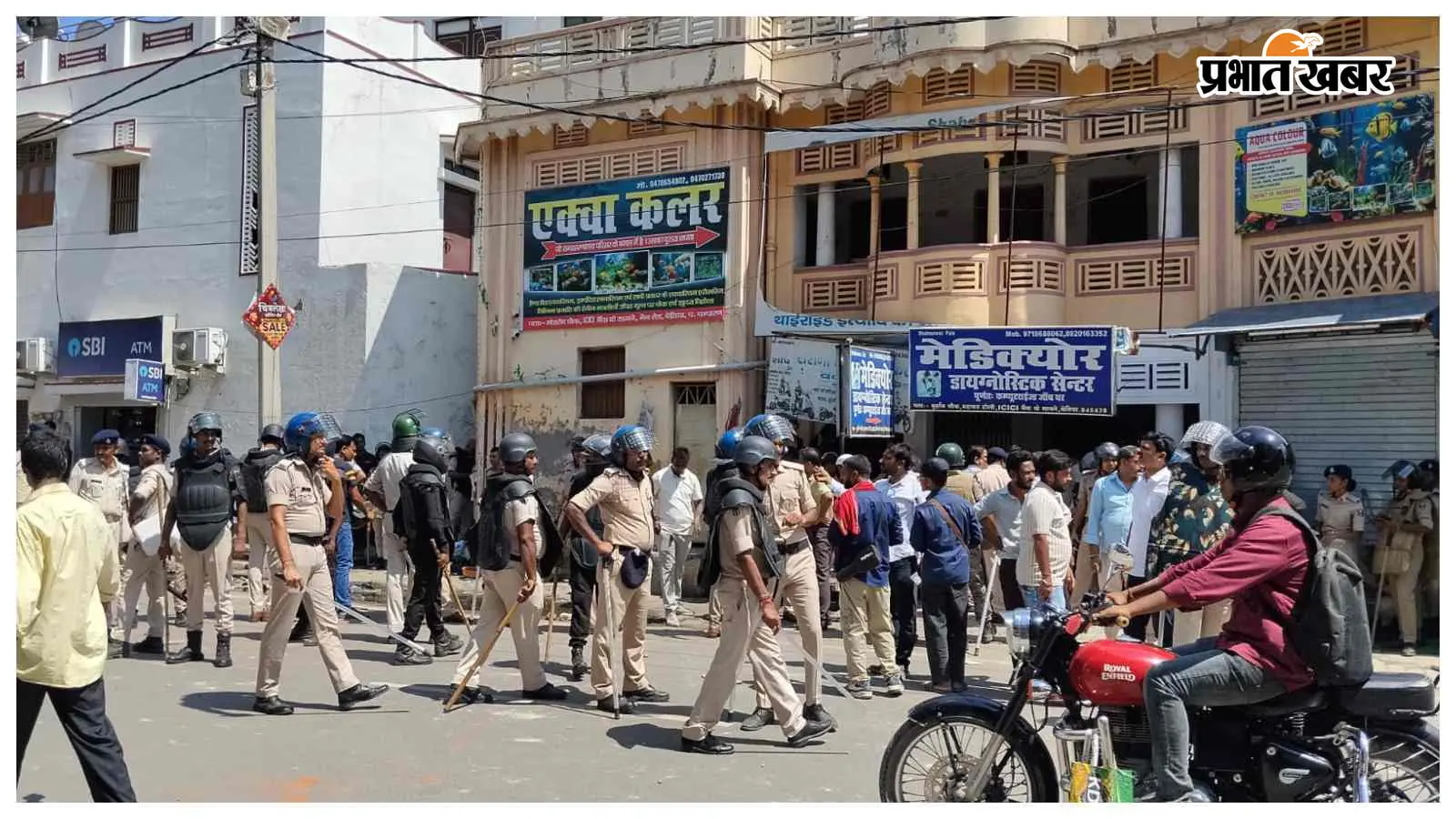 बेतिया NEET पेपर लीक: प्रदर्शन हिंसक, पुलिस पर पथराव बेतिया NEET पेपर लीक: प्रदर्शन हिंसक, पुलिस पर पथराव
