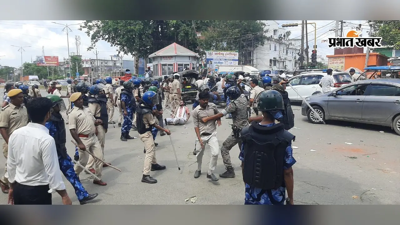 पूर्णिया में छात्रों-पुलिस में भिड़ंत, कलेक्ट्रेट के पास... पूर्णिया में छात्रों-पुलिस में भिड़ंत, कलेक्ट्रेट के पास...