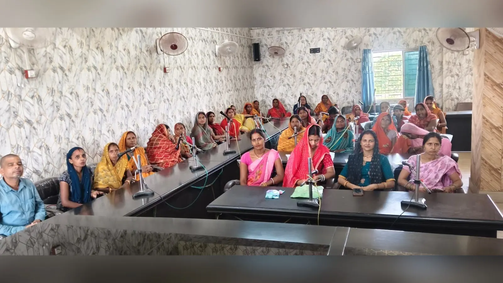 मुख्यमंत्री का संबोधन सुनते जीविका दीदी | Prabhat Khabar Network मुख्यमंत्री का संबोधन सुनते जीविका दीदी | Prabhat Khabar Network