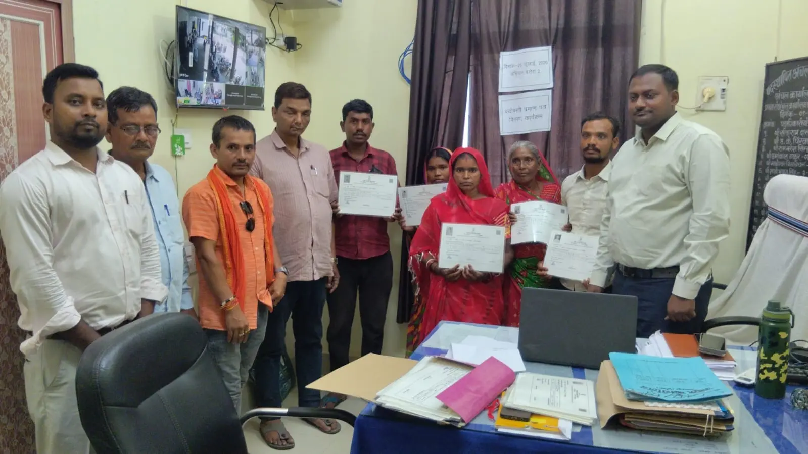 फोटो:बंदोबस्ती प्रमाण पत्र के साथ मौजूद लाभुक व अधिकारी गण | Prabhat Khabar Network फोटो:बंदोबस्ती प्रमाण पत्र के साथ मौजूद लाभुक व अधिकारी गण | Prabhat Khabar Network