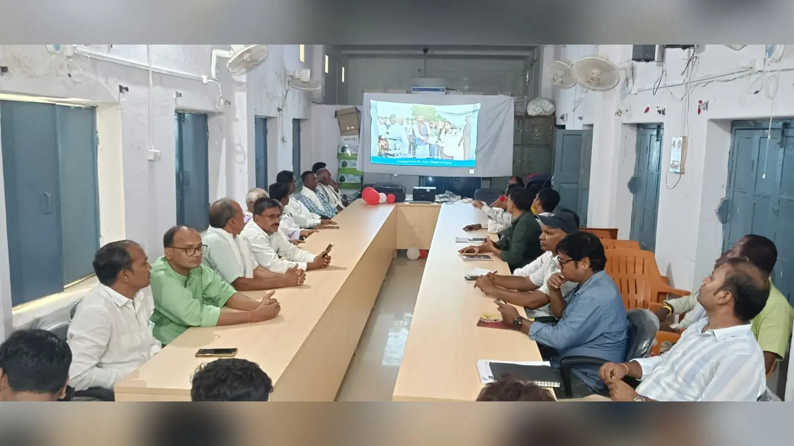 फोटो:- सभागार में मुख्यमंत्री के लाइव प्रसारण को देख रहे पदाधिकारी और जनप्रतिनिधि | Prabhat Khabar Network फोटो:- सभागार में मुख्यमंत्री के लाइव प्रसारण को देख रहे पदाधिकारी और जनप्रतिनिधि | Prabhat Khabar Network
