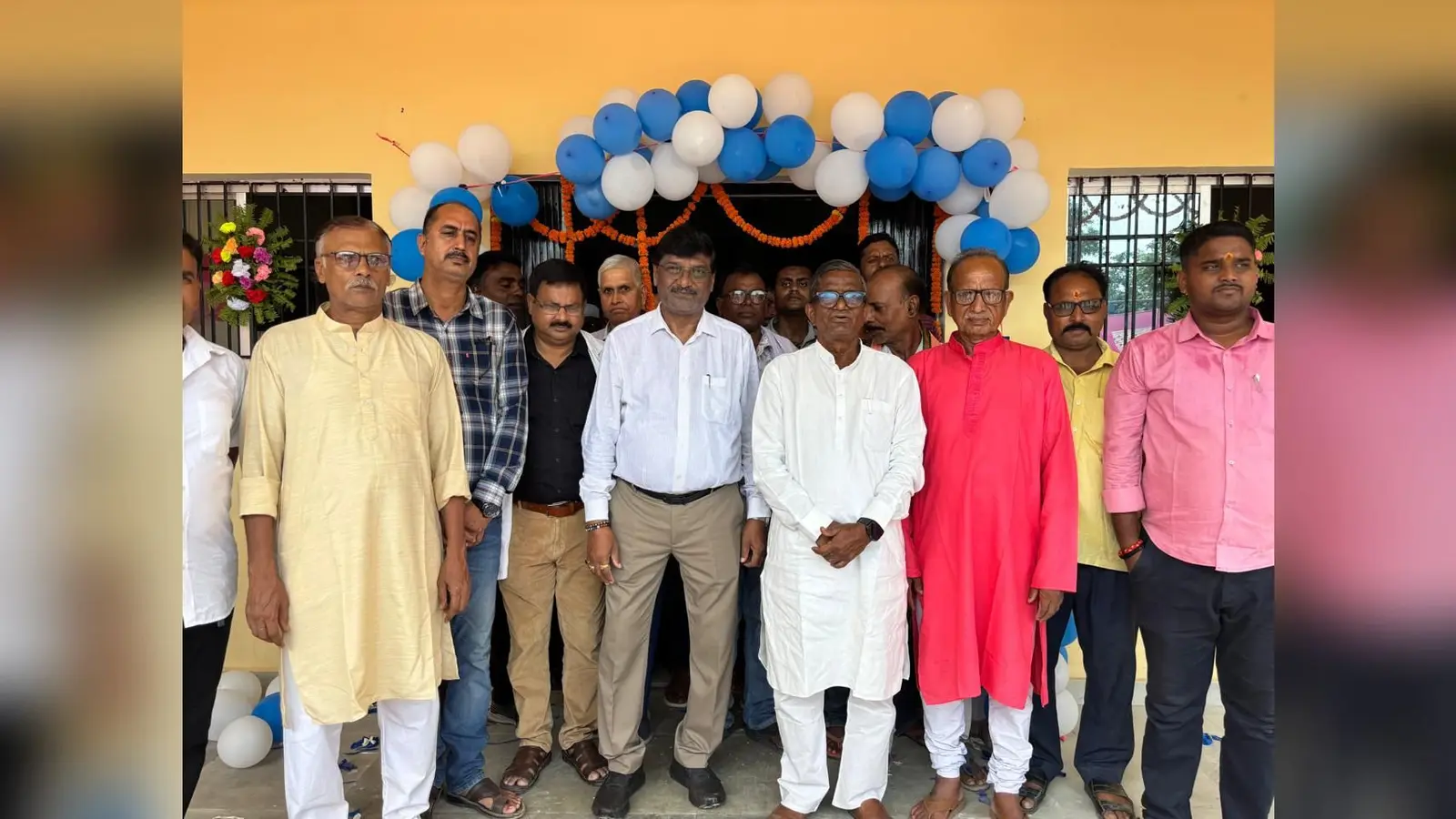उद्घाटन के दौरान बगहा विधायक राम सिंह, सिविल सर्जन व अन्य | Prabhat Khabar Network उद्घाटन के दौरान बगहा विधायक राम सिंह, सिविल सर्जन व अन्य | Prabhat Khabar Network