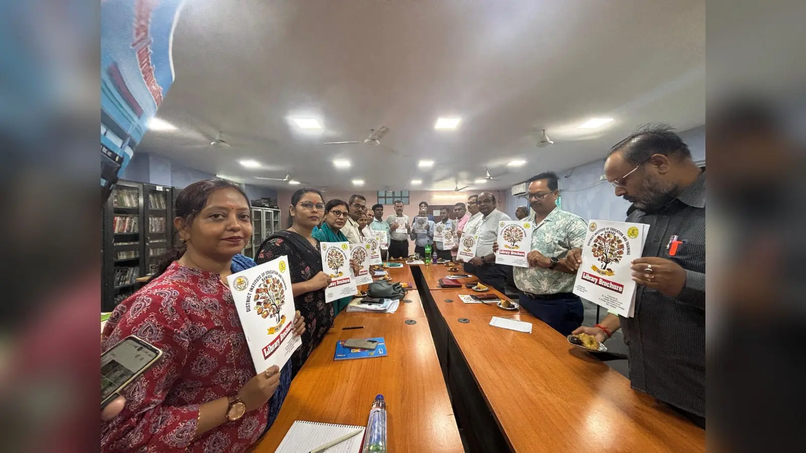 पुस्तकालय के विवरणिका का लोकार्पण करते लोग | Prabhat Khabar Network पुस्तकालय के विवरणिका का लोकार्पण करते लोग | Prabhat Khabar Network
