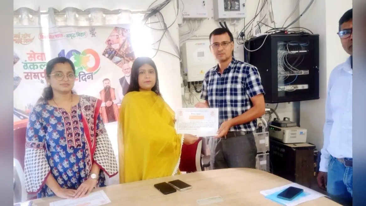 फोटो कैप्शन : कार्यक्रम में सम्मानित करतीं बीडीओ मोनालिसा | Prabhat Khabar Network फोटो कैप्शन : कार्यक्रम में सम्मानित करतीं बीडीओ मोनालिसा | Prabhat Khabar Network
