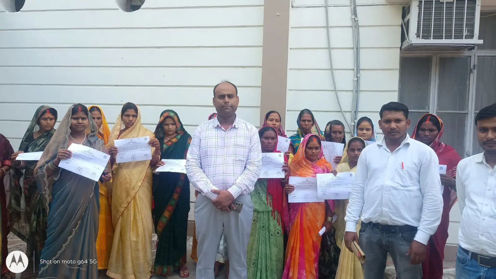 फोटो कैप्शन:- भूमिहीनों को बंदोबस्ती पर्चा देने के बाद साथ में अंचलाधिकारी पुरुषोत्तम कुमार | Prabhat Khabar Network फोटो कैप्शन:- भूमिहीनों को बंदोबस्ती पर्चा देने के बाद साथ में अंचलाधिकारी पुरुषोत्तम कुमार | Prabhat Khabar Network