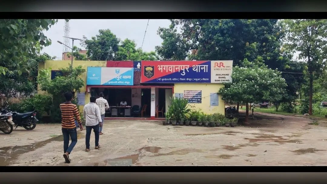 गैलन में भरा अवैध शराब और भगवानपुर थाना भवन का फोटो | Prabhat Khabar Network गैलन में भरा अवैध शराब और भगवानपुर थाना भवन का फोटो | Prabhat Khabar Network