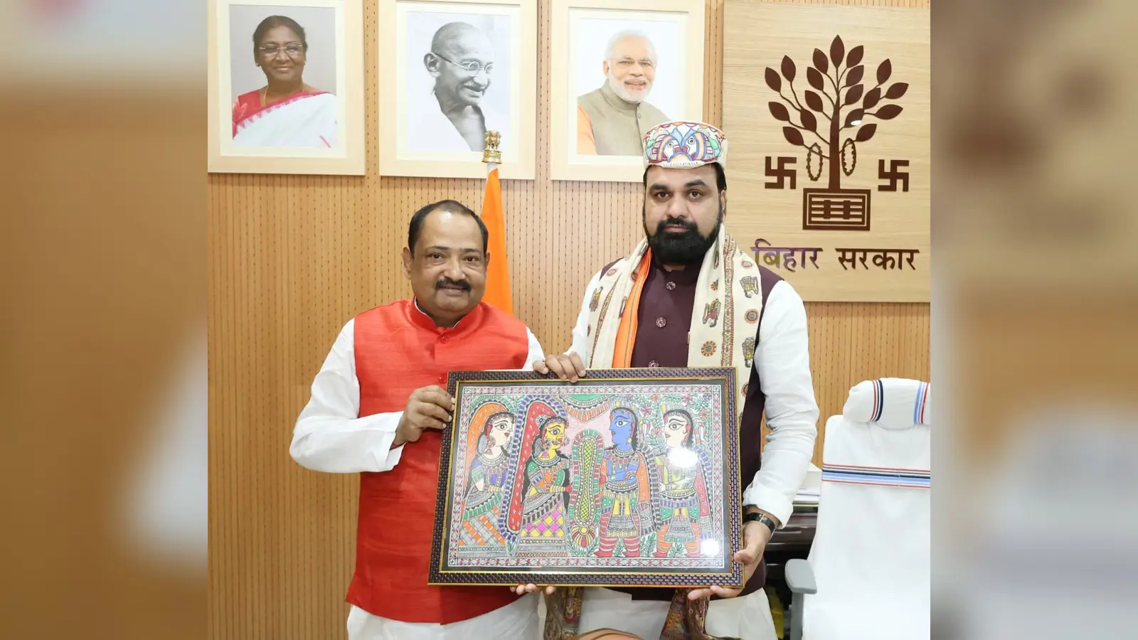 फोटो: 101परिचय: सीएम सम्राट चौधरी को मिथिला पेंटिंग भेंट करते विनोद कुमार सिंह | Prabhat Khabar Network फोटो: 101परिचय: सीएम सम्राट चौधरी को मिथिला पेंटिंग भेंट करते विनोद कुमार सिंह | Prabhat Khabar Network