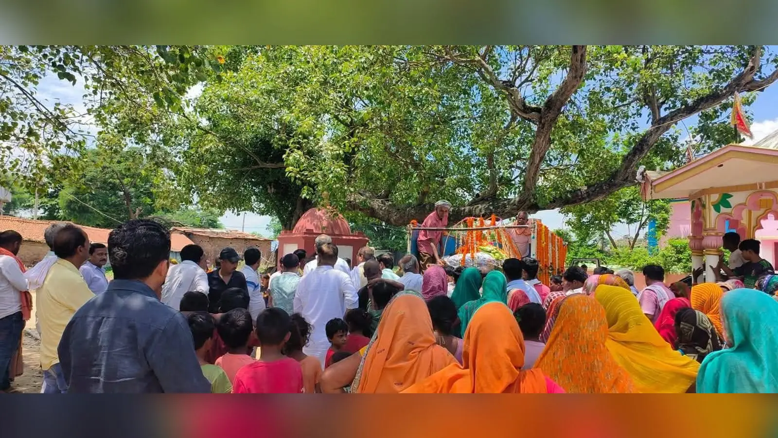 मृतका मालती देवी को देखने उमड़ी भीड़ | Prabhat Khabar Network मृतका मालती देवी को देखने उमड़ी भीड़ | Prabhat Khabar Network