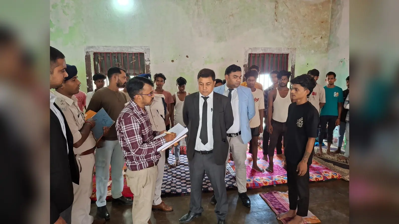 उपकारा के निरीक्षण के दौरान बंदियों से बातचीत करते न्यायिक पदाधिकारी | Prabhat Khabar Network उपकारा के निरीक्षण के दौरान बंदियों से बातचीत करते न्यायिक पदाधिकारी | Prabhat Khabar Network