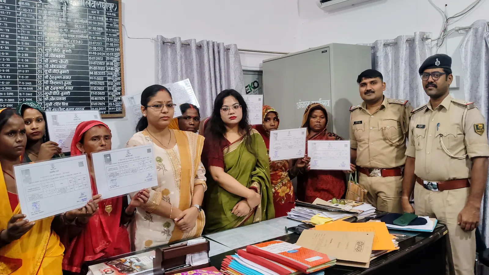 बासगीत पर्चा प्राप्त करते लाभुक व मौजूद अधिकारी | Prabhat Khabar Network बासगीत पर्चा प्राप्त करते लाभुक व मौजूद अधिकारी | Prabhat Khabar Network