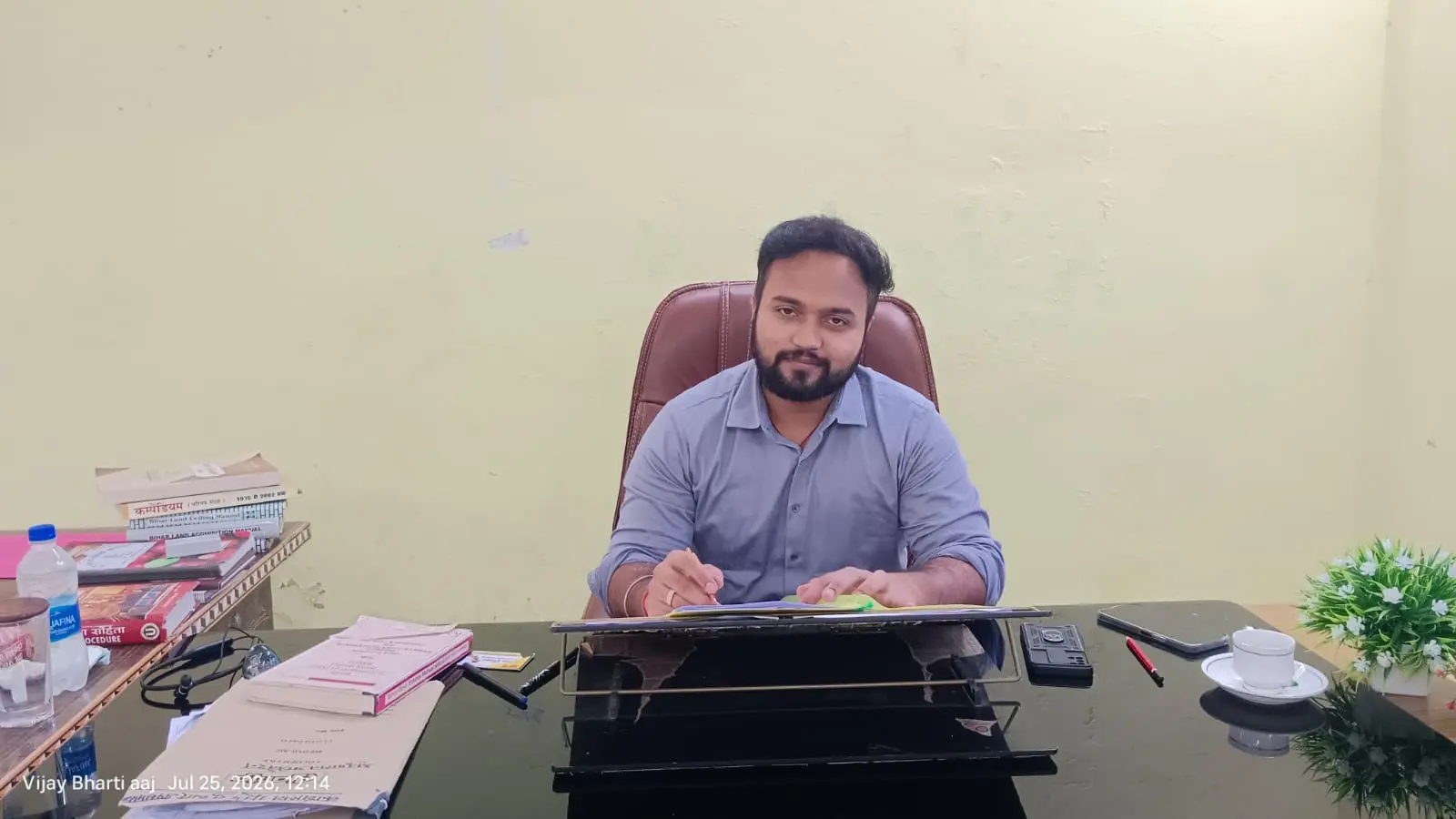 फोटो -: बारसोई में पदभार ग्रहण करने के बाद कार्यालय में कार्यभार संभालते नए डीसीएलआर मांकेश्वर कुमार. | Prabhat Khabar Network फोटो -: बारसोई में पदभार ग्रहण करने के बाद कार्यालय में कार्यभार संभालते नए डीसीएलआर मांकेश्वर कुमार. | Prabhat Khabar Network