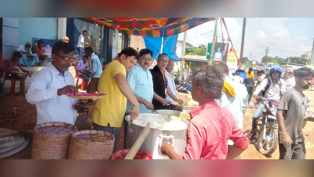भंडारा का प्रसाद परोसते संस्था के स्वंय सेवक. | Prabhat Khabar Network भंडारा का प्रसाद परोसते संस्था के स्वंय सेवक. | Prabhat Khabar Network