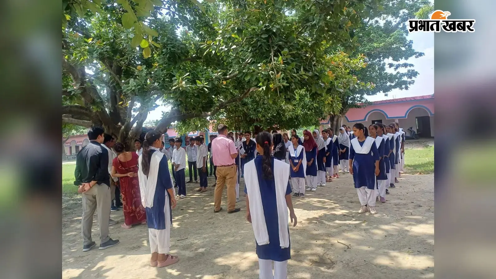 विद्यालय में मॉक ड्रिल करते छात्र-छात्राएं व शिक्षक विद्यालय में मॉक ड्रिल करते छात्र-छात्राएं व शिक्षक