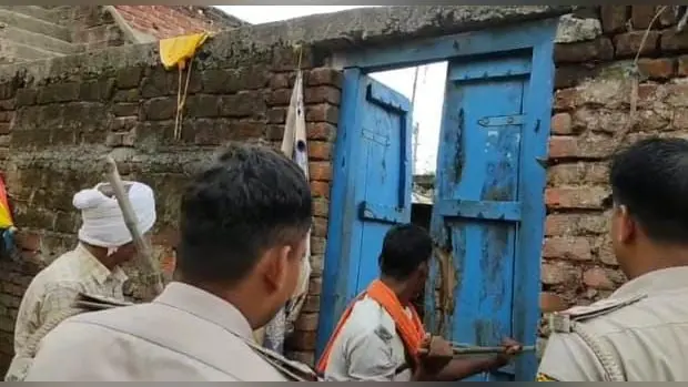 फरार अभियुक्त के घर कुर्की जब्ती करती पुलिस | Prabhat Khabar Network फरार अभियुक्त के घर कुर्की जब्ती करती पुलिस | Prabhat Khabar Network