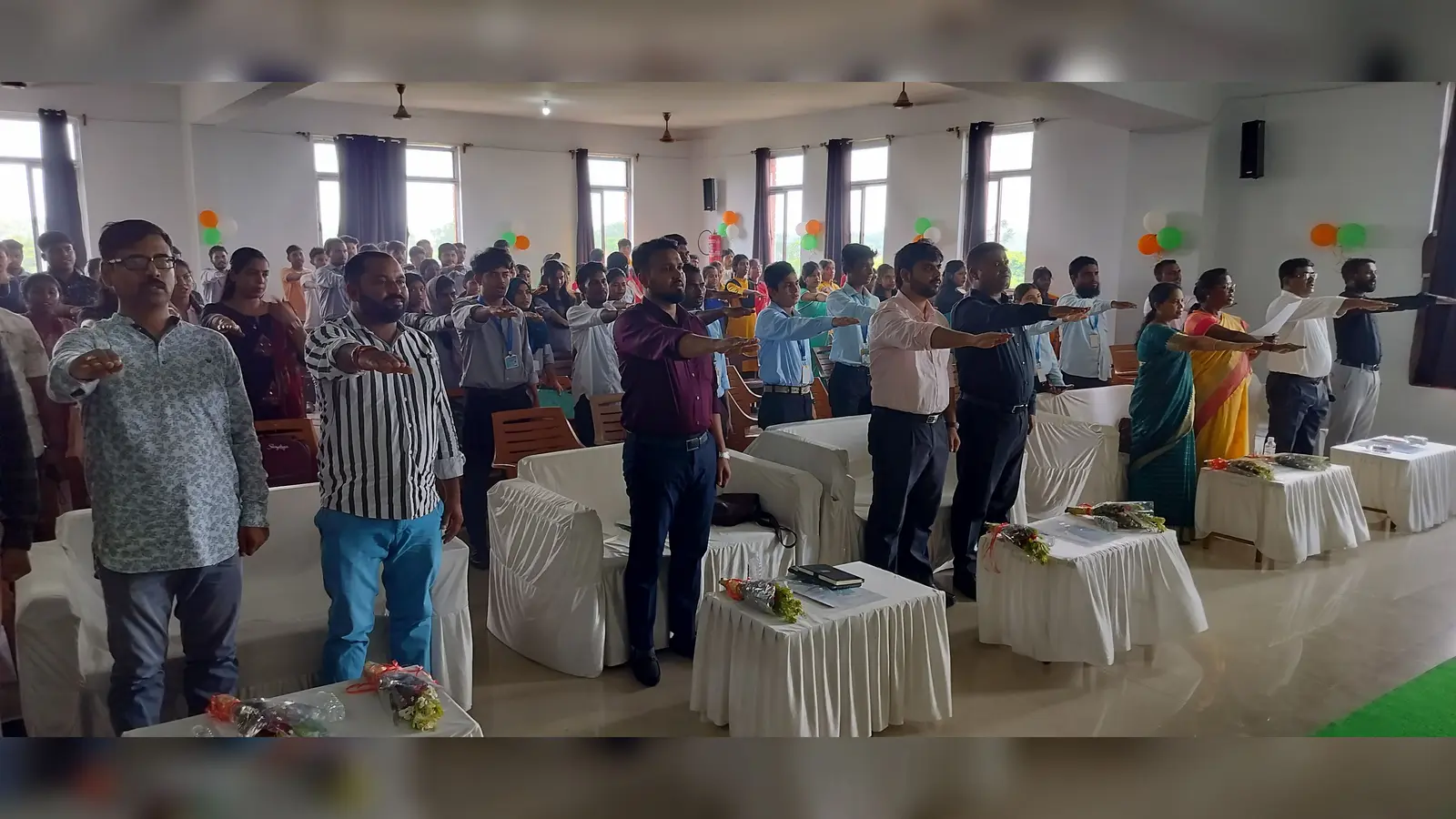 शपथ लेते शिक्षक, छात्र व अतिथि | Prabhat Khabar Network शपथ लेते शिक्षक, छात्र व अतिथि | Prabhat Khabar Network