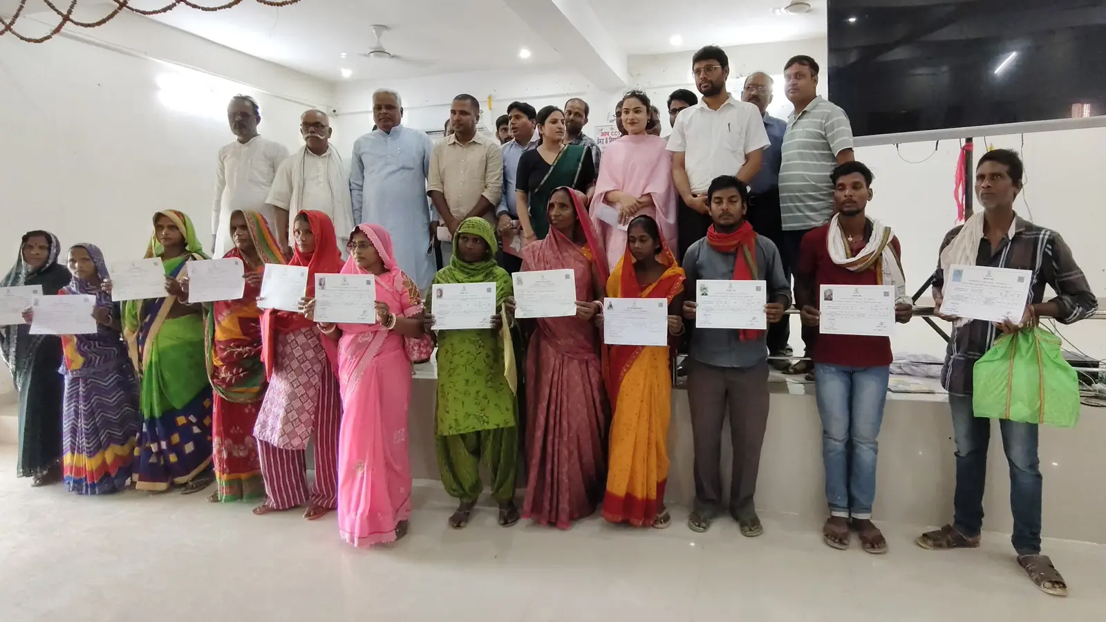 पर्चा उपलब्ध करने के बाद एसडीएम टोनी कुमारी व अन्य | Prabhat Khabar Network पर्चा उपलब्ध करने के बाद एसडीएम टोनी कुमारी व अन्य | Prabhat Khabar Network