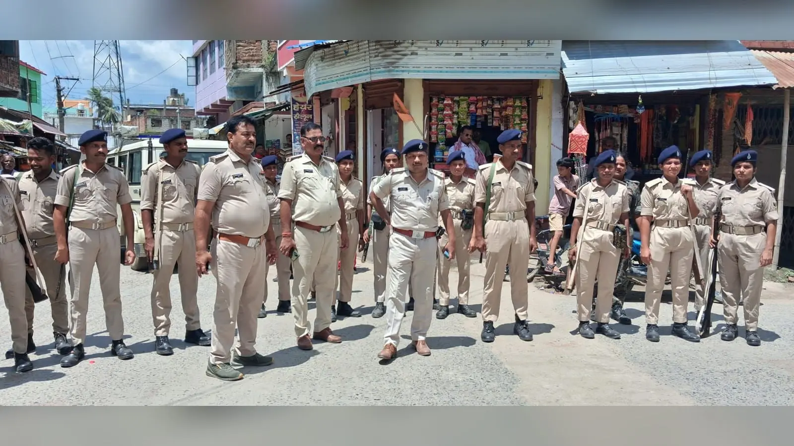 फ्लैग मार्च पर निकली पुलिस, | Prabhat Khabar Network फ्लैग मार्च पर निकली पुलिस, | Prabhat Khabar Network