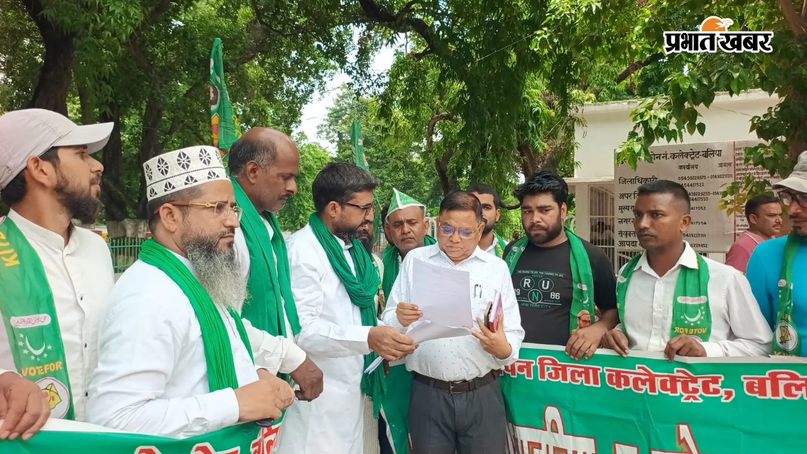 सिटी मजिस्ट्रेट को ज्ञापन सौंपते एआईएमआईएम के कार्यकर्ता सिटी मजिस्ट्रेट को ज्ञापन सौंपते एआईएमआईएम के कार्यकर्ता