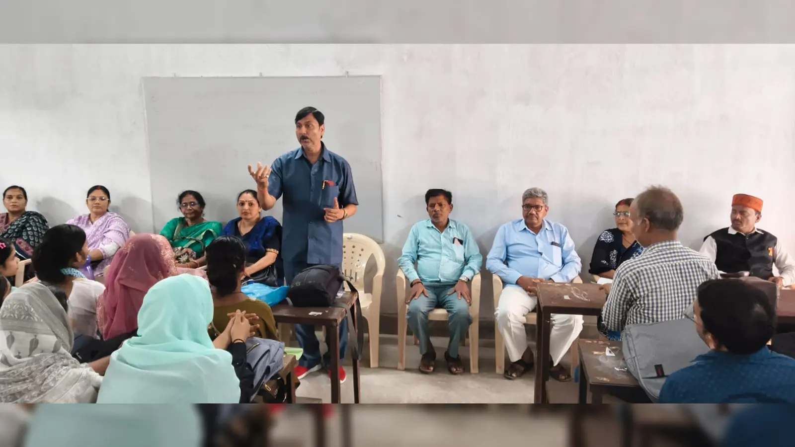फोटो कैप्शन : एबीआर कॉलेज में आयोजित शिक्षक-छात्र संवाद को संबोधित करते प्राचार्य डॉ विनोद कुमार सिंह. | Prabhat Khabar Network फोटो कैप्शन : एबीआर कॉलेज में आयोजित शिक्षक-छात्र संवाद को संबोधित करते प्राचार्य डॉ विनोद कुमार सिंह. | Prabhat Khabar Network
