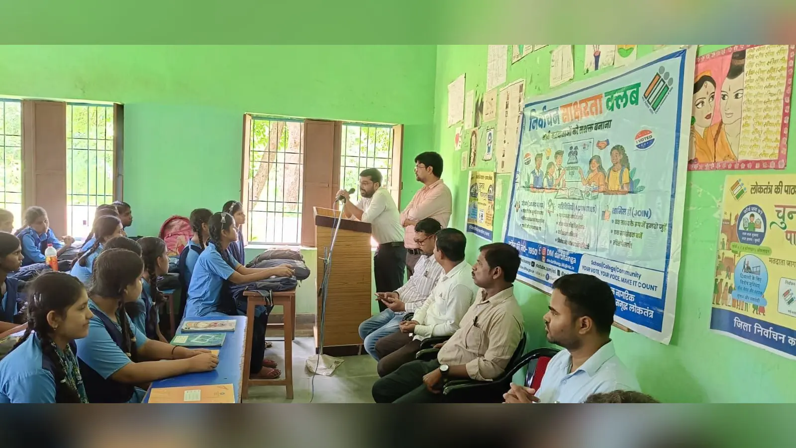 उमावि हरिनगर में निर्वाचन संबंधी जानकारी देते अपर निर्वाचन पदाधिकारी व अन्य | Prabhat Khabar Network उमावि हरिनगर में निर्वाचन संबंधी जानकारी देते अपर निर्वाचन पदाधिकारी व अन्य | Prabhat Khabar Network
