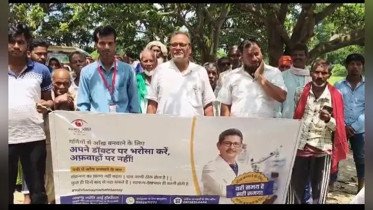 नेत्र जांच शिविर में मरीजों को जागरूक करते नेत्र विशेषज्ञ डॉ. त्रिलोकी कुमार साह एवं उपस्थित सामाजिक कार्यकर्ता। | Prabhat Khabar Network नेत्र जांच शिविर में मरीजों को जागरूक करते नेत्र विशेषज्ञ डॉ. त्रिलोकी कुमार साह एवं उपस्थित सामाजिक कार्यकर्ता। | Prabhat Khabar Network