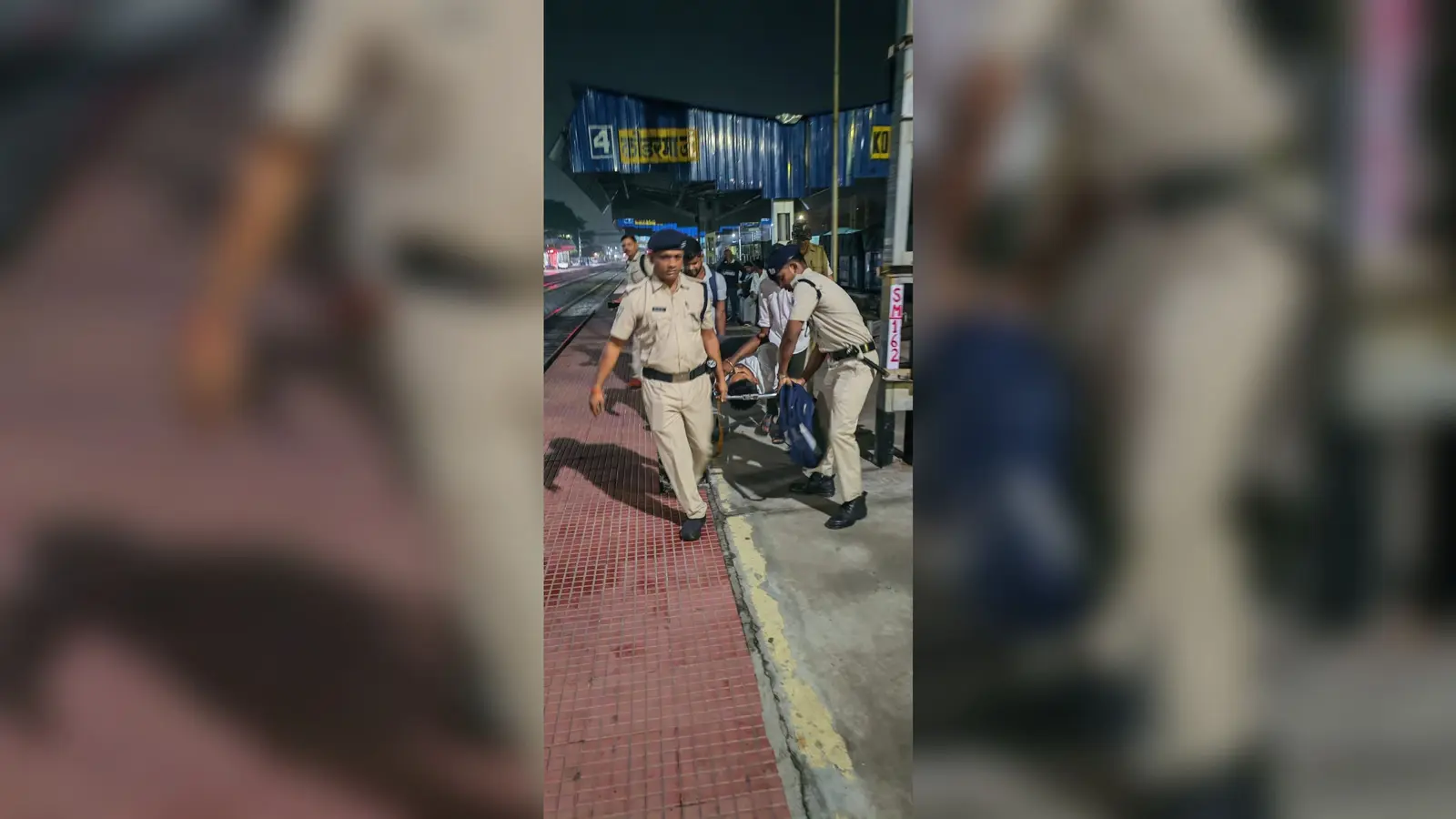 घायल युवक को ले जाते आरपीएफ जवान. | Prabhat Khabar Network घायल युवक को ले जाते आरपीएफ जवान. | Prabhat Khabar Network