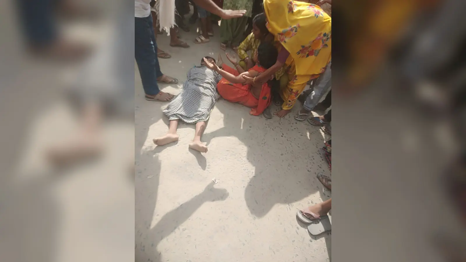 1.रोते-बिलखते मृतक का परिजन 2.सड़क जाम करते आक्रोशित ग्रामीण | Prabhat Khabar Network 1.रोते-बिलखते मृतक का परिजन 2.सड़क जाम करते आक्रोशित ग्रामीण | Prabhat Khabar Network