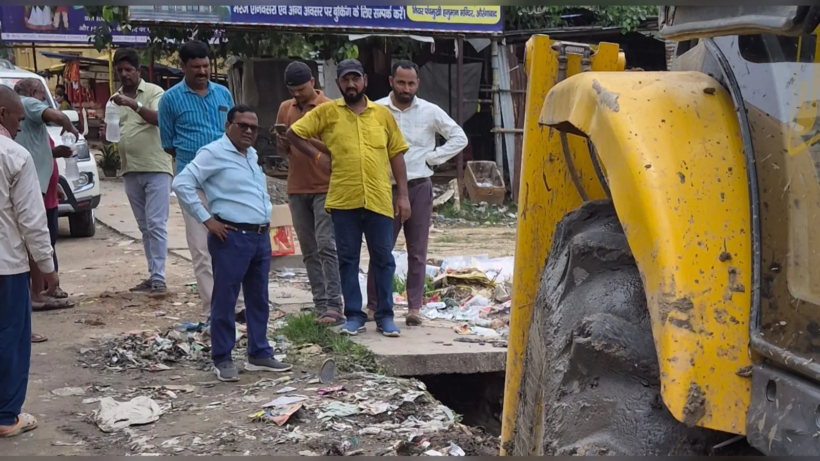 नाली का निरीक्षण करते एनएच के कार्यपालक अभियंता एवं मौजूद लोग | Prabhat Khabar Network नाली का निरीक्षण करते एनएच के कार्यपालक अभियंता एवं मौजूद लोग | Prabhat Khabar Network