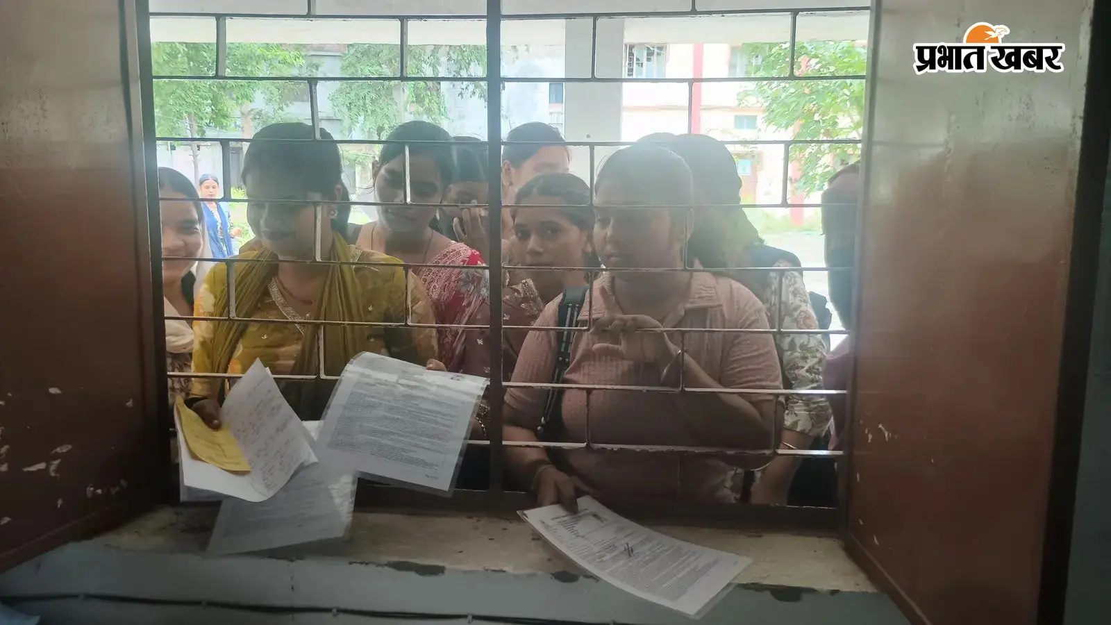 एडमिट कार्ड प्राप्त करती छात्राएं एडमिट कार्ड प्राप्त करती छात्राएं
