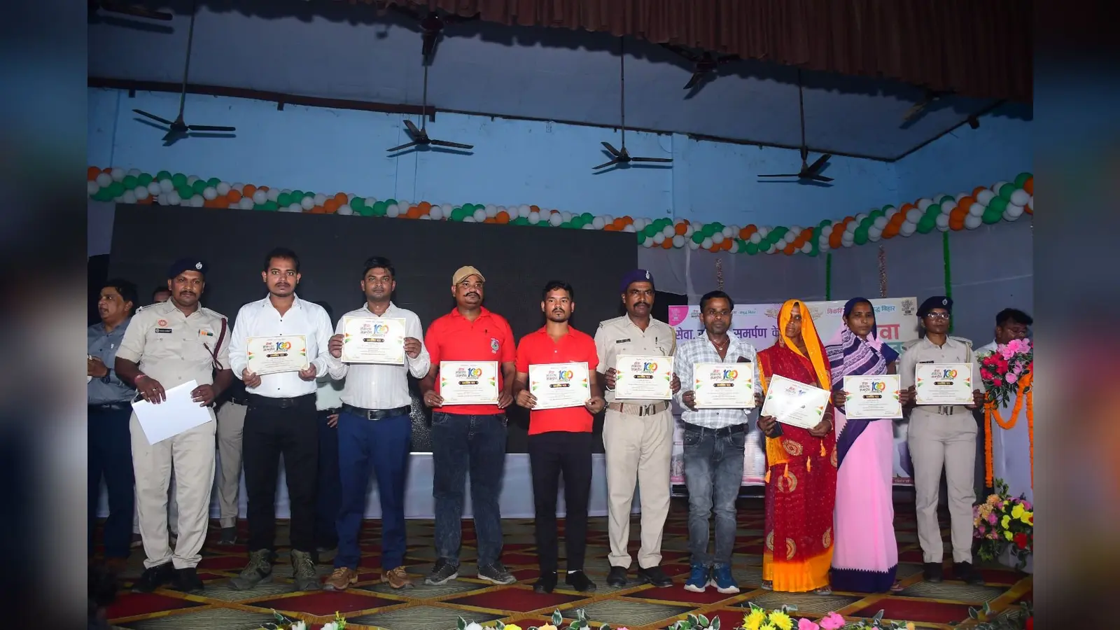 उत्कृष्ठ कार्य करने वाले पुरस्कृत विभिन्न विभाग के कर्मी कार्यक्र का उद्घाटन करते डीडीसी सुमन कुमार साह व अन्य पदाधिकारी | Prabhat Khabar Network उत्कृष्ठ कार्य करने वाले पुरस्कृत विभिन्न विभाग के कर्मी कार्यक्र का उद्घाटन करते डीडीसी सुमन कुमार साह व अन्य पदाधिकारी | Prabhat Khabar Network