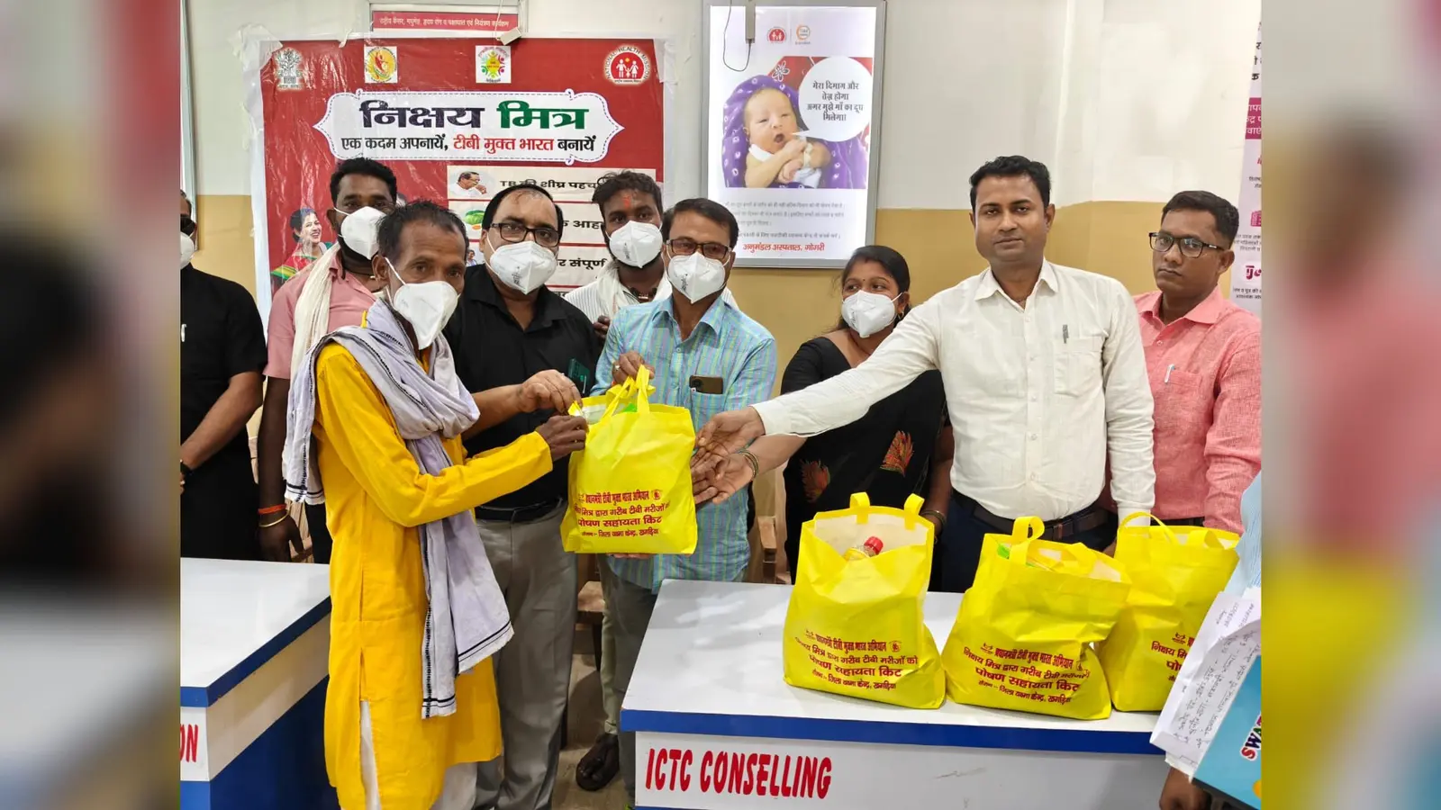 मरीज को कीट देते प्रभारी और निक्षय मित्र | Prabhat Khabar Network मरीज को कीट देते प्रभारी और निक्षय मित्र | Prabhat Khabar Network