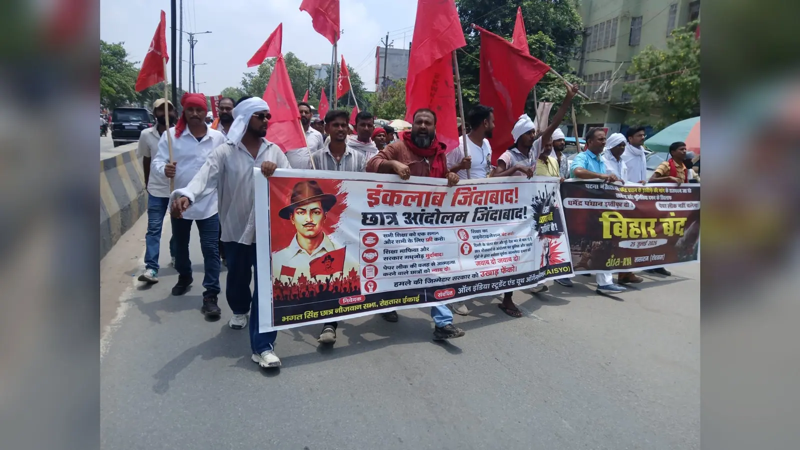 फोटो कैप्शन : बिहार बंद के समर्थन में पोस्ट ऑफिस चौक पर प्रदर्शन करते छात्र-नौजवान के सदस्य. | Prabhat Khabar Network फोटो कैप्शन : बिहार बंद के समर्थन में पोस्ट ऑफिस चौक पर प्रदर्शन करते छात्र-नौजवान के सदस्य. | Prabhat Khabar Network