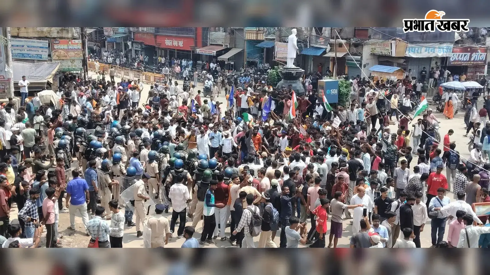 नगरपालिका चौक पर जुटे प्रदर्शनकारी नगरपालिका चौक पर जुटे प्रदर्शनकारी