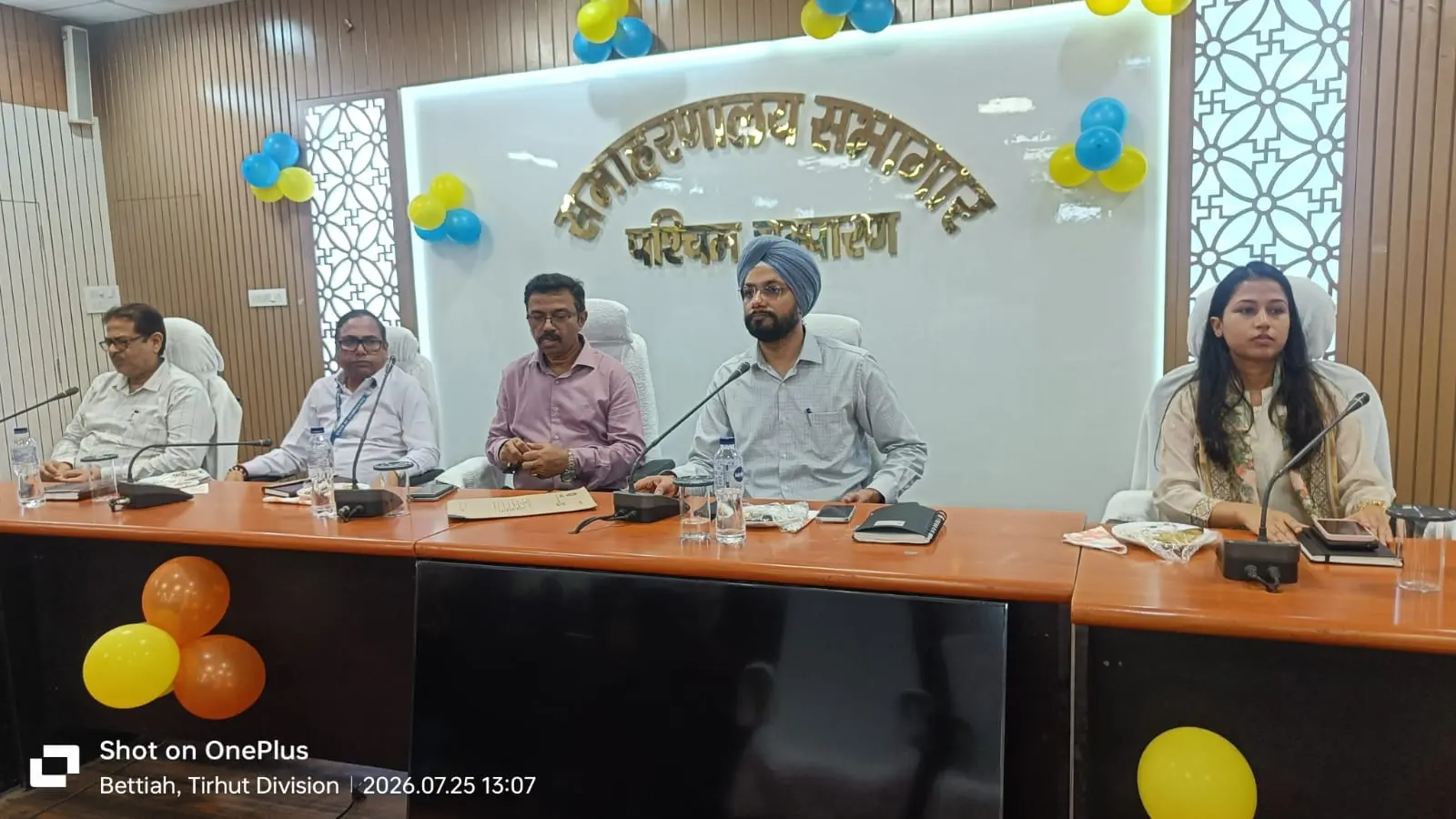 कार्यक्रम में डीएम एवं अन्य लाभुक को पर्चा देते डीएम | Prabhat Khabar Network कार्यक्रम में डीएम एवं अन्य लाभुक को पर्चा देते डीएम | Prabhat Khabar Network