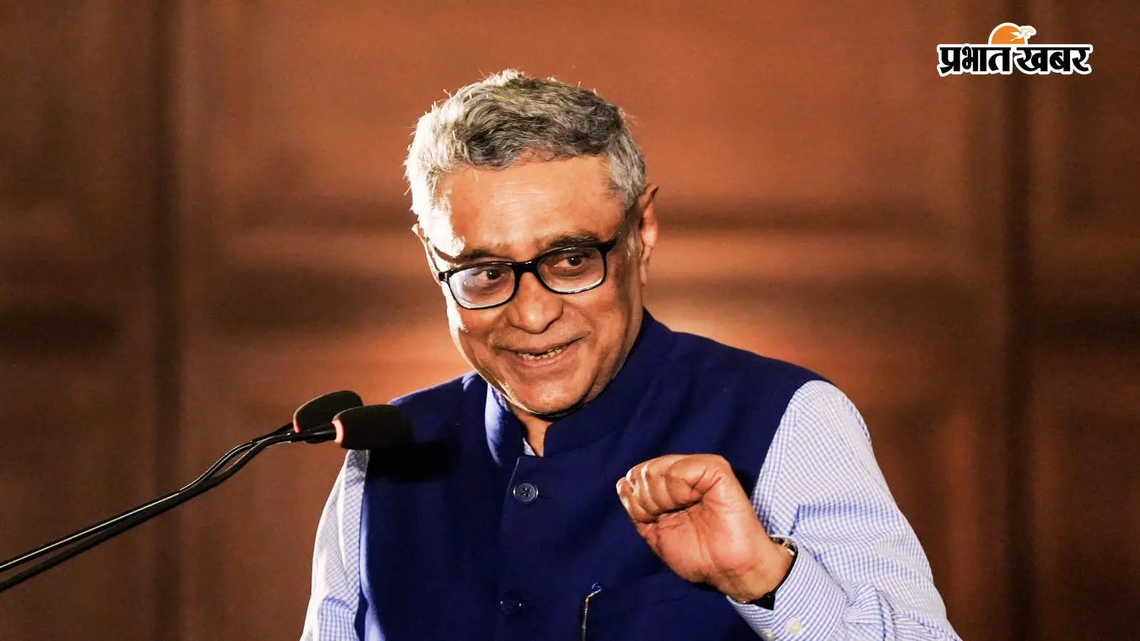विधानसभा में कैग की रिपोर्ट पेश करने के बाद संबोधित करते बंगाल के वित्त मंत्री स्वपन दासगुप्त. विधानसभा में कैग की रिपोर्ट पेश करने के बाद संबोधित करते बंगाल के वित्त मंत्री स्वपन दासगुप्त.