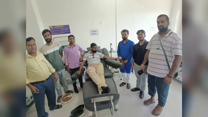 बेटी के तीसरे जन्मदिन पर पिता ने किया रक्तदान, समाज सेवा का दिया संदेश