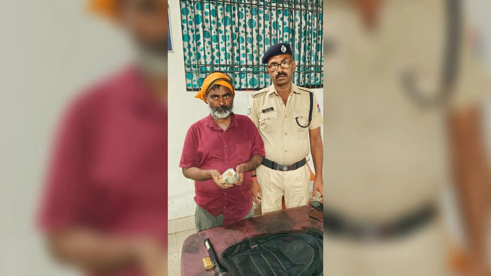 सामान व पैसे लौटाते आरपीएफ की टीम | Prabhat Khabar Network सामान व पैसे लौटाते आरपीएफ की टीम | Prabhat Khabar Network