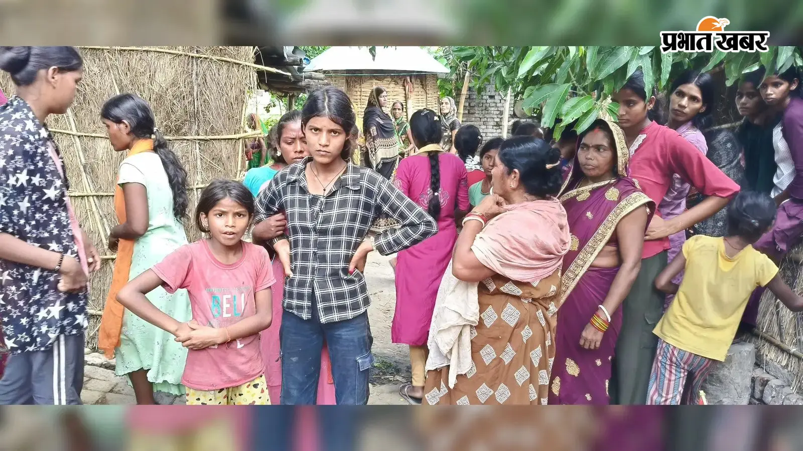 मृतक के घर लगी भीड़ मृतक के घर लगी भीड़