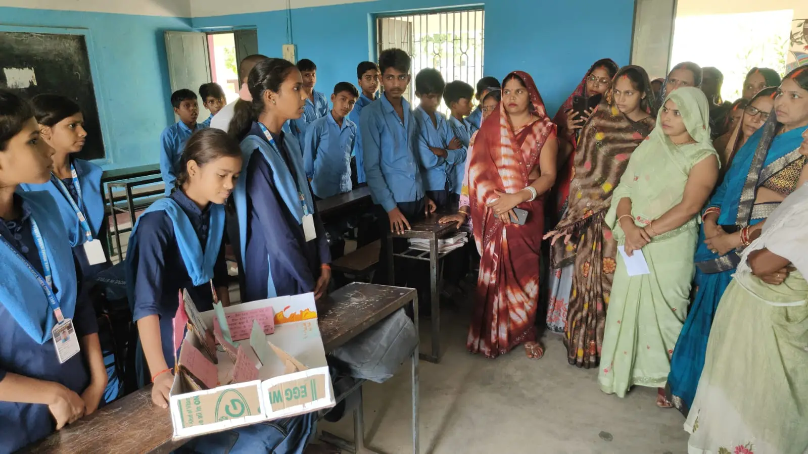 विद्यालय में बच्चों के संग अभिभावक | Prabhat Khabar Network विद्यालय में बच्चों के संग अभिभावक | Prabhat Khabar Network