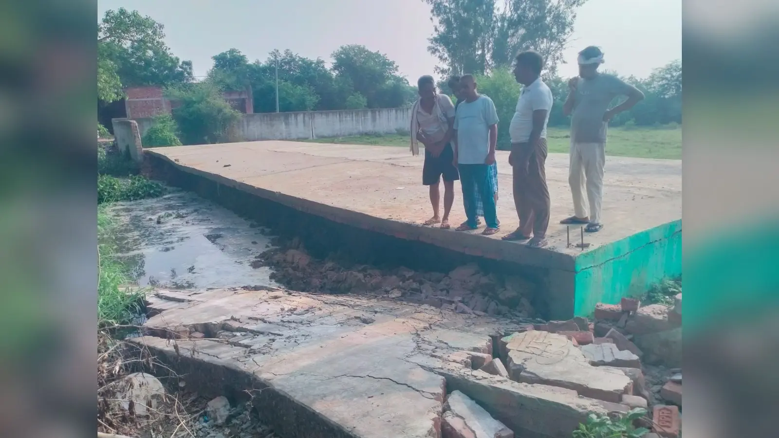दुर्गावती में गिरा हुआ कब्रिस्तान की बाउंड्री | Prabhat Khabar Network दुर्गावती में गिरा हुआ कब्रिस्तान की बाउंड्री | Prabhat Khabar Network