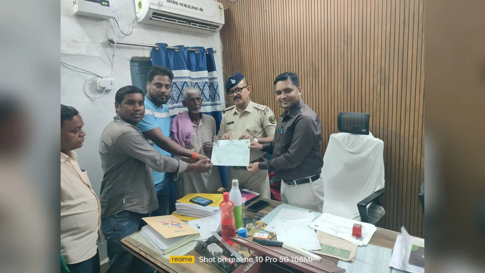 भूमि बंदोबस्ती प्रमाण पत्र देते अधिकारी | Prabhat Khabar Network भूमि बंदोबस्ती प्रमाण पत्र देते अधिकारी | Prabhat Khabar Network