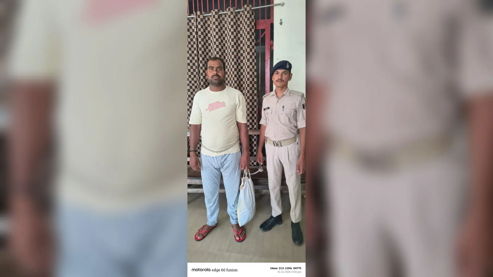 पुलिस छापेमारी में गिरफ्तार बाबर खान | Prabhat Khabar Network पुलिस छापेमारी में गिरफ्तार बाबर खान | Prabhat Khabar Network