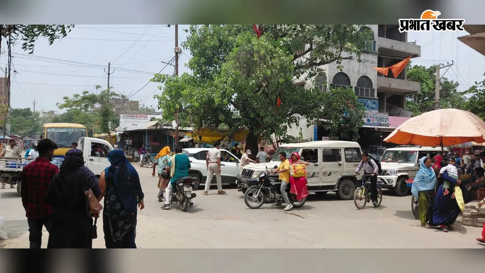 शहर के राजेंद्र चौक पर तैनात पुलिस बल के जवान शहर के राजेंद्र चौक पर तैनात पुलिस बल के जवान