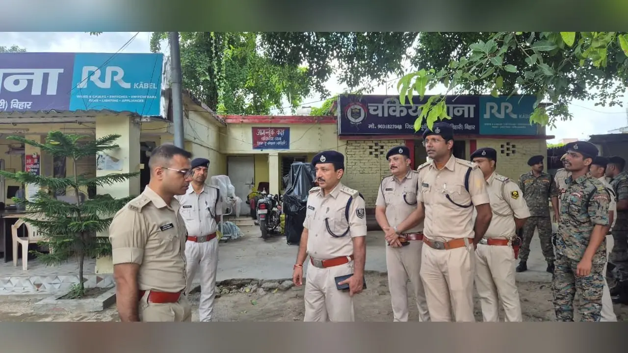 पदाधिकारियों को निर्देश देते एसपी | Prabhat Khabar Network पदाधिकारियों को निर्देश देते एसपी | Prabhat Khabar Network
