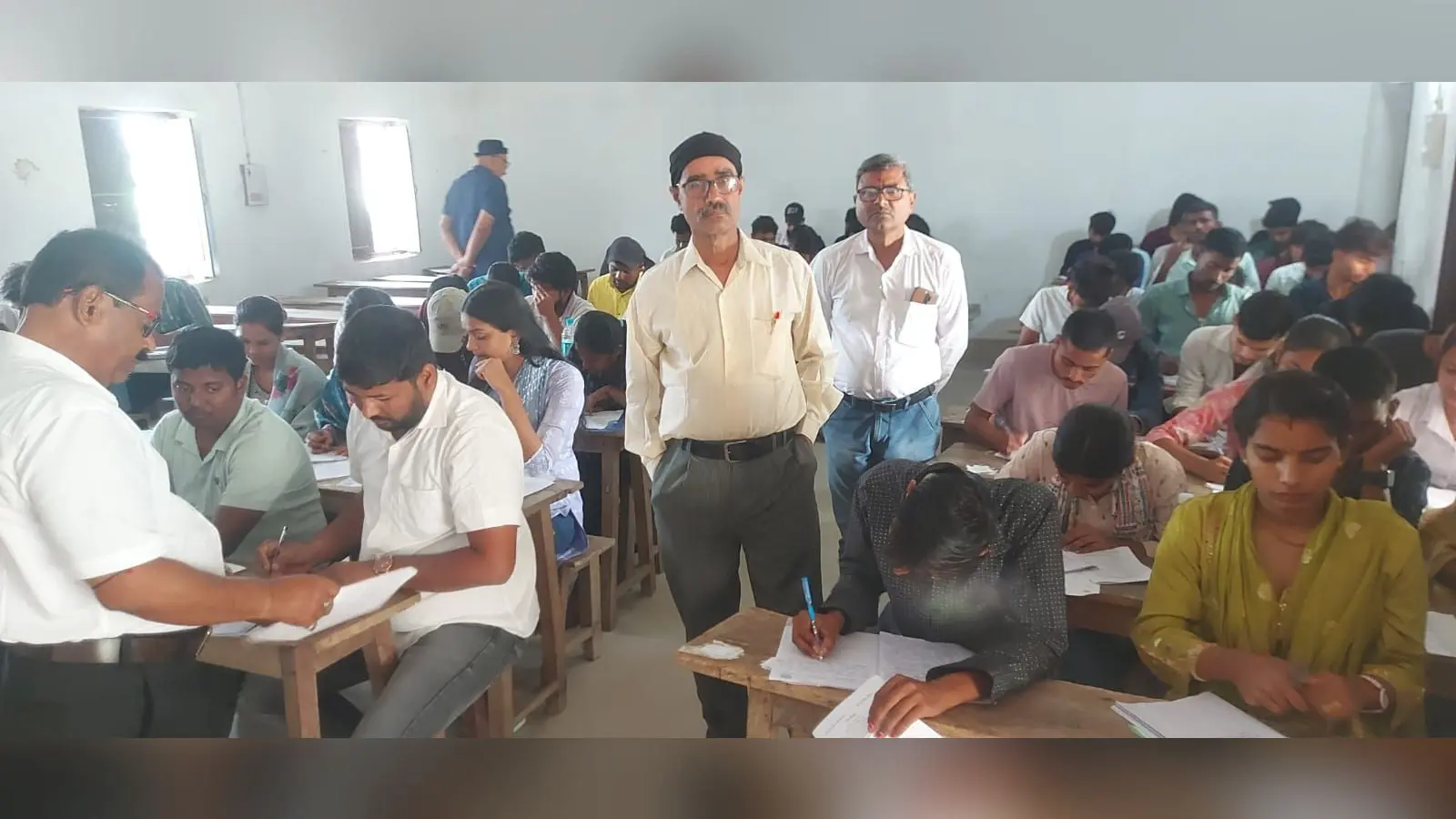 परीक्षा की निगरानी करते प्रिंसिपल चंद्रशेखर झा | Prabhat Khabar Network परीक्षा की निगरानी करते प्रिंसिपल चंद्रशेखर झा | Prabhat Khabar Network