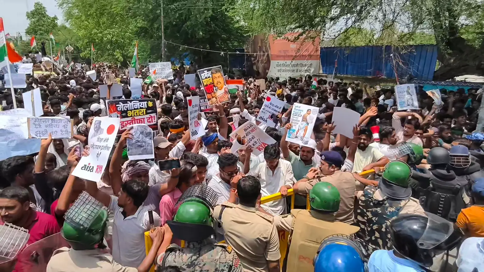 फोटो04: बैरिकेडिंग पर प्रदर्शनकारियों को रोकती पुलिस | Prabhat Khabar Network फोटो04: बैरिकेडिंग पर प्रदर्शनकारियों को रोकती पुलिस | Prabhat Khabar Network