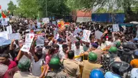 नीट विरोध प्रदर्शन में बवाल, बैरिकेडिंग पर पथराव के बाद लाठीचार्ज, 14 युवक हिरासत में